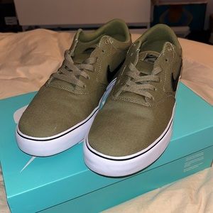 Nike SB Sneakers Army Green!